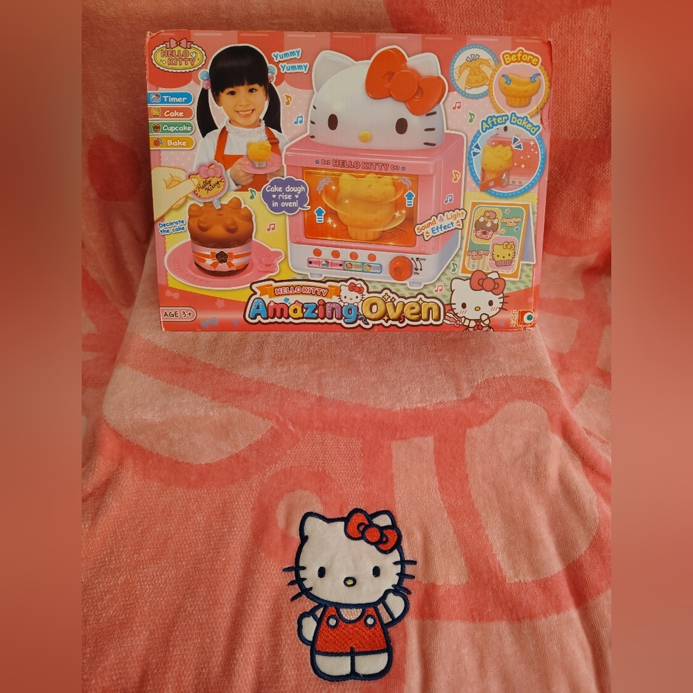 EXCLUSIVE - Hello Kitty Amazing Oven Playset - Picture 2 of 13